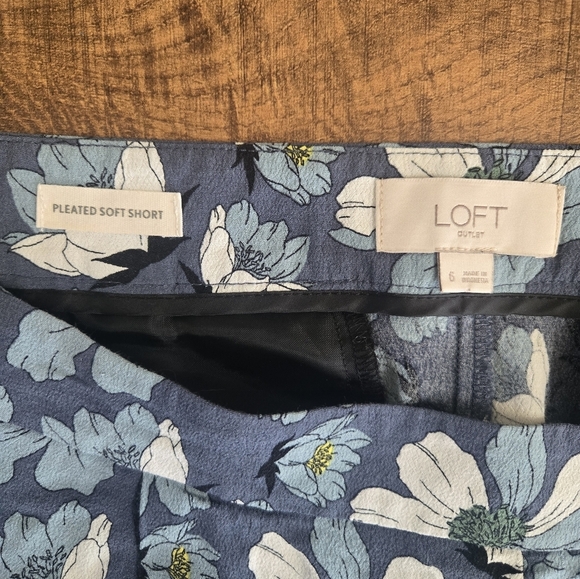 Loft Outlet Pleated Floral Shorts Size 6 - Picture 3 of 9